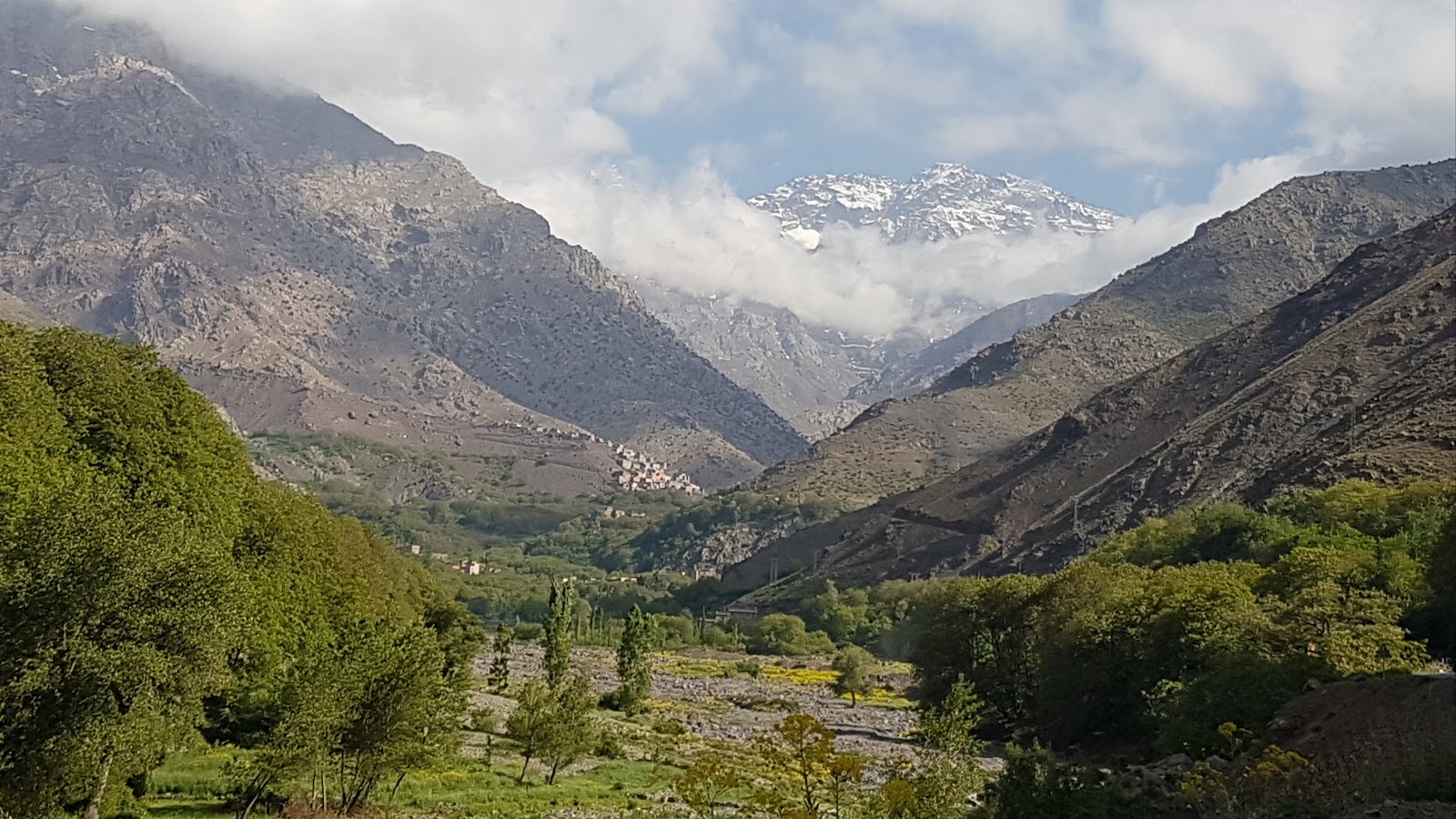 Randonneurs en ascension du mont Toubkal dans le Haut Atlas