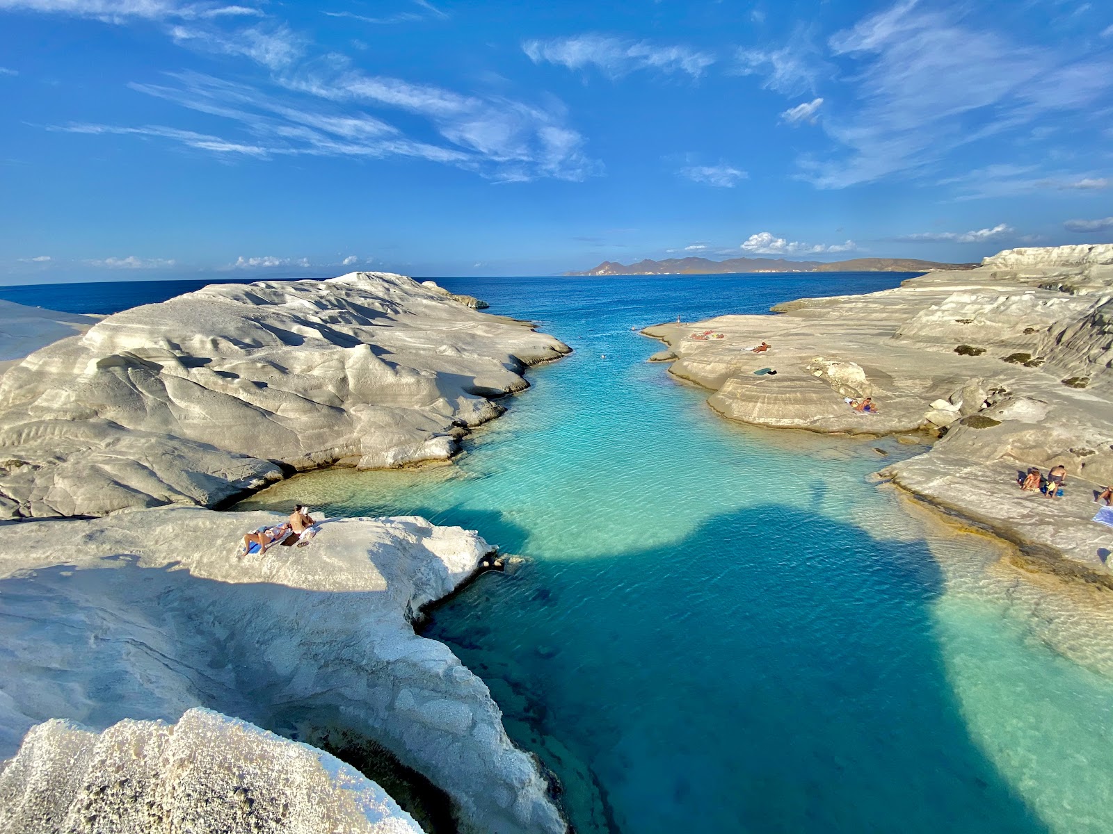 Kayaks dans les grottes de Kleftiko à Milos