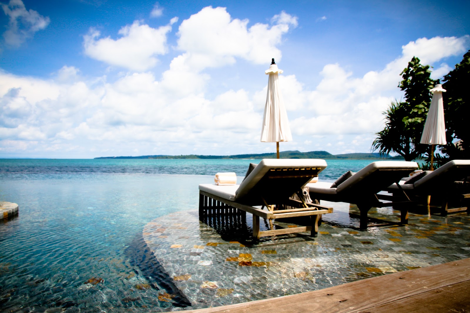 Villa sur pilotis dans une mer turquoise au Cambodge