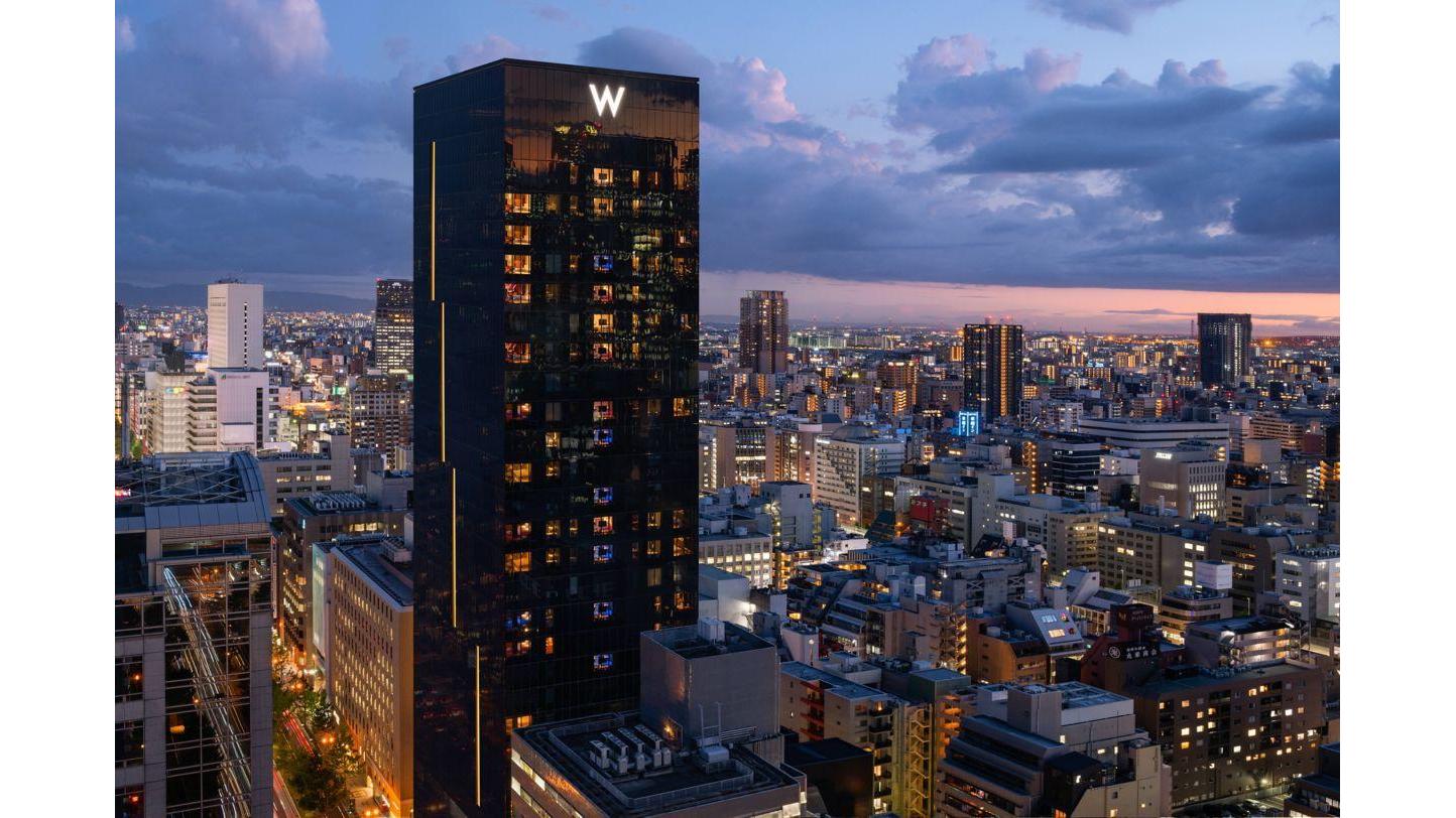 Hôtel design contemporain illuminé la nuit à Osaka