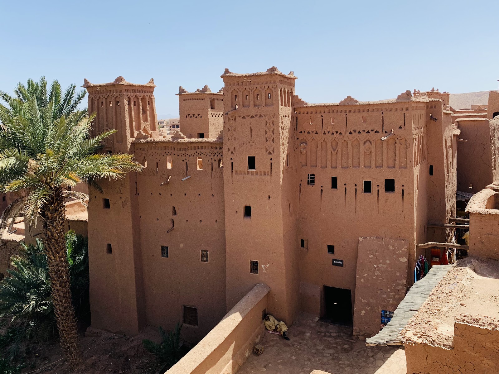Patio et terrasse d'un riad de charme dans la médina de Marrakech