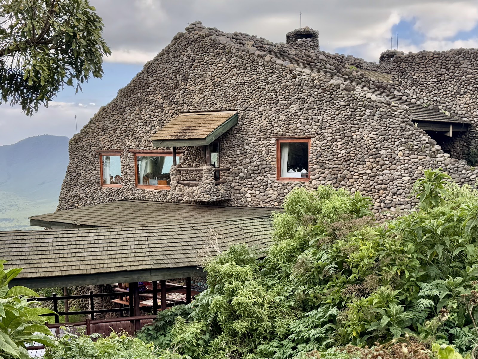 Lodge en pierre sur le bord du cratère du Ngorongoro, Tanzanie