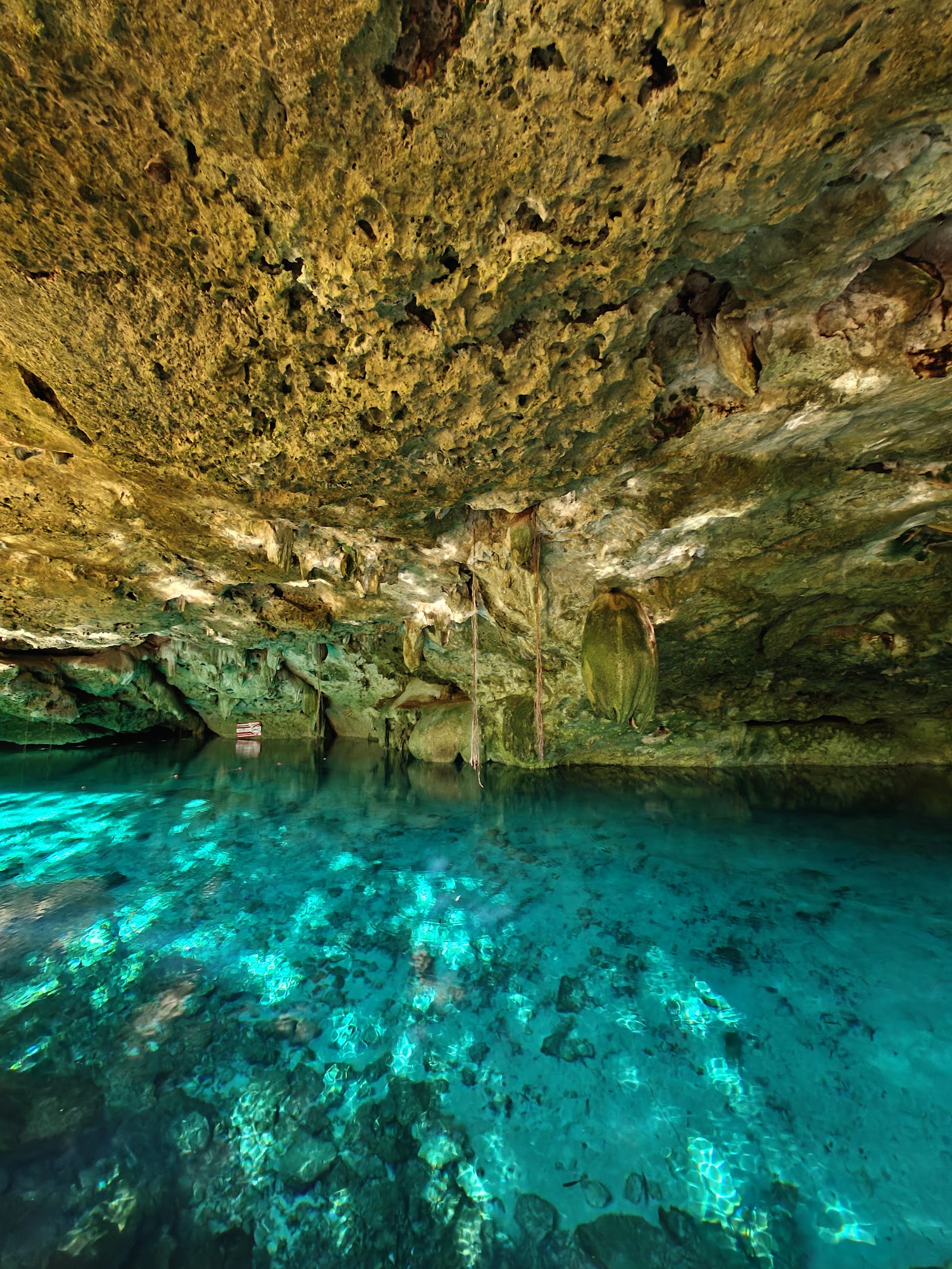 Cenote souterrain du Yucatan avec lumière pénétrant de la voûte