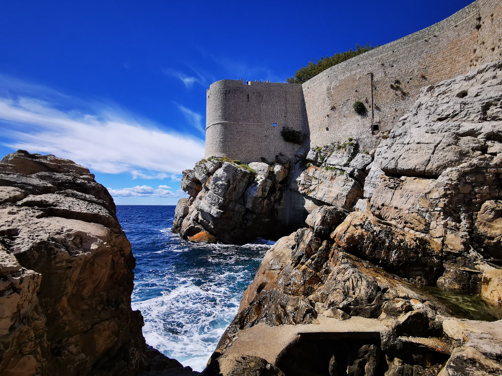 Vue aérienne de la vieille ville de Dubrovnik et de ses remparts