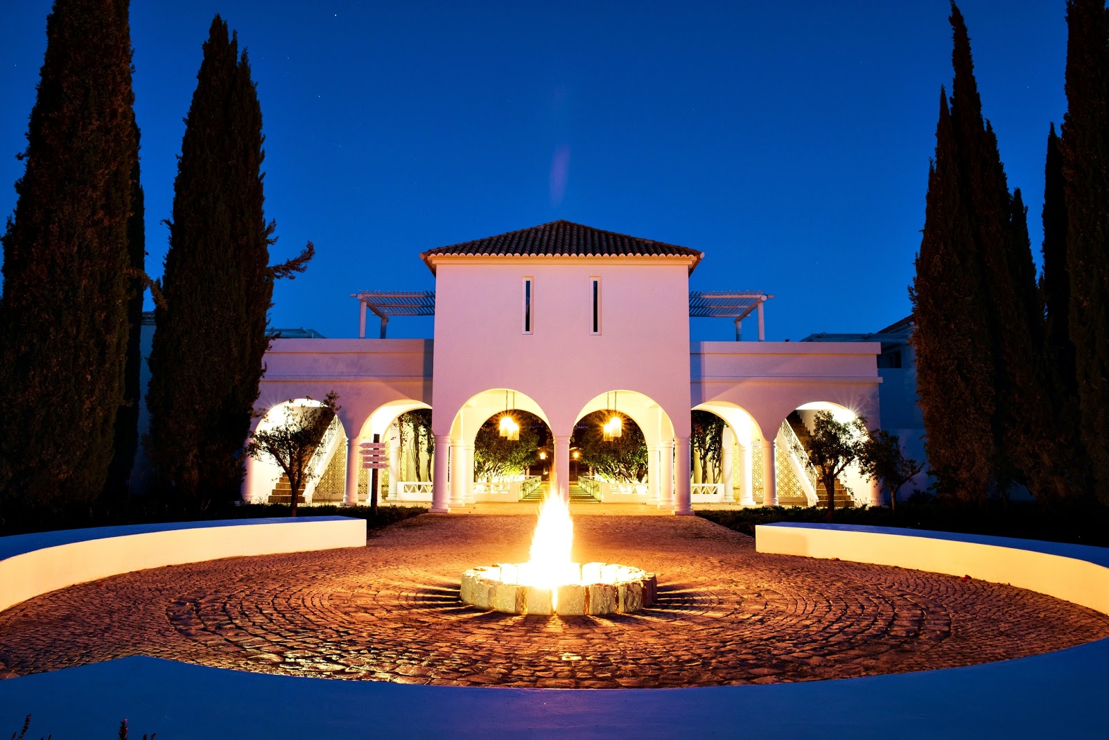 Maisons blanches typiques de l\'Algarve avec piscine