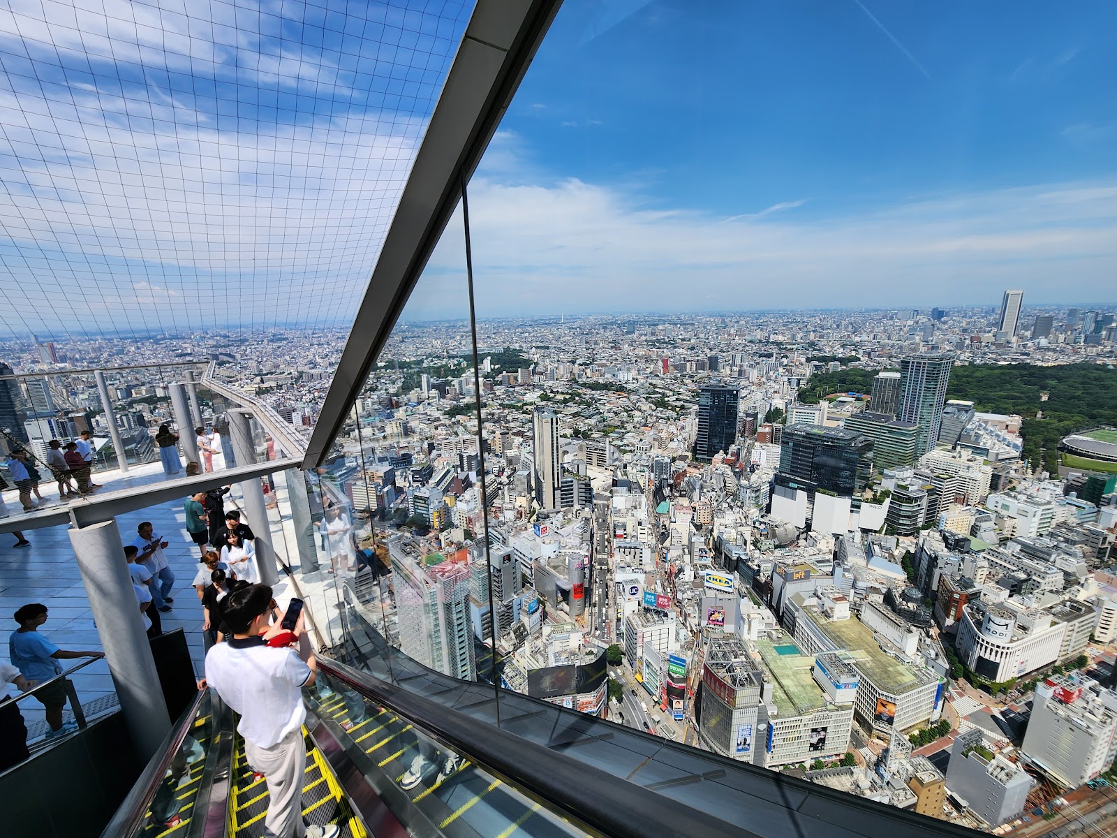 Carrefour de Shibuya à Tokyo en pleine activité avec néons et foule