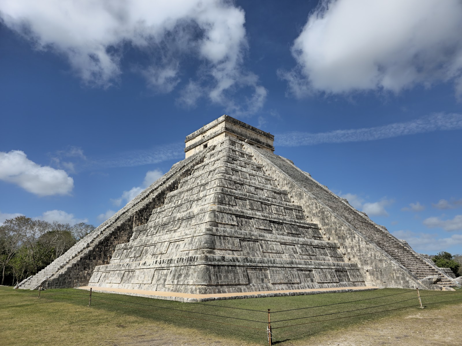 Pyramide de Kukulcán à Chichén Itzá au lever du soleil