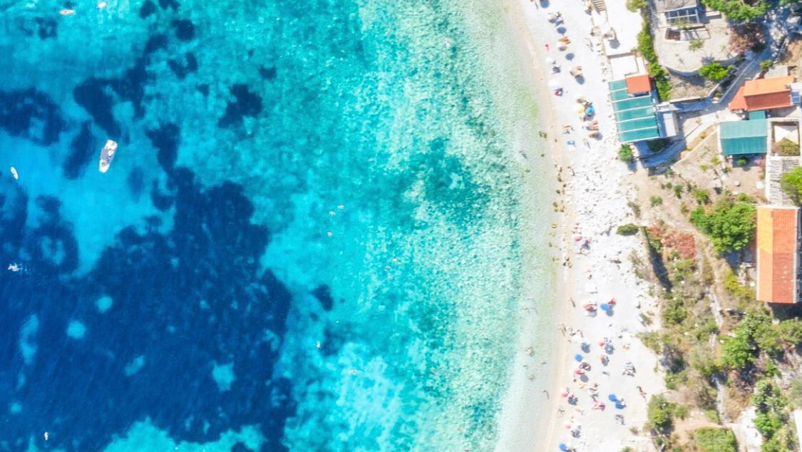 Côte turquoise de Croatie vue du ciel
