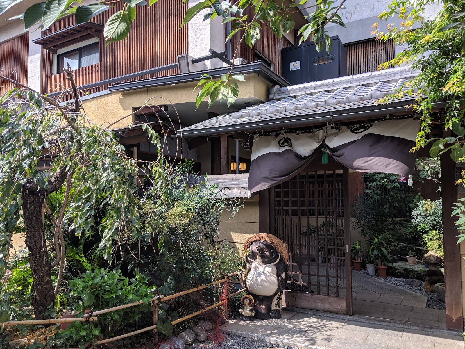 Chambre traditionnelle en tatami d'un ryokan dans le quartier de Gion à Kyoto