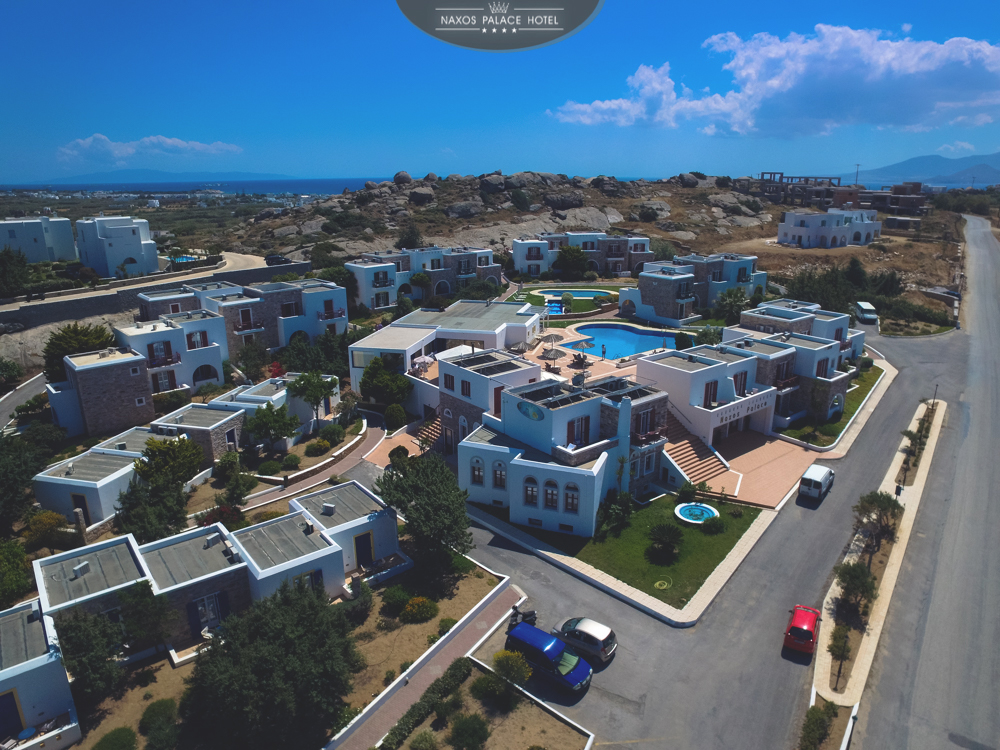 Resort cycladique blanc face à la plage d'Agios Prokopios à Naxos