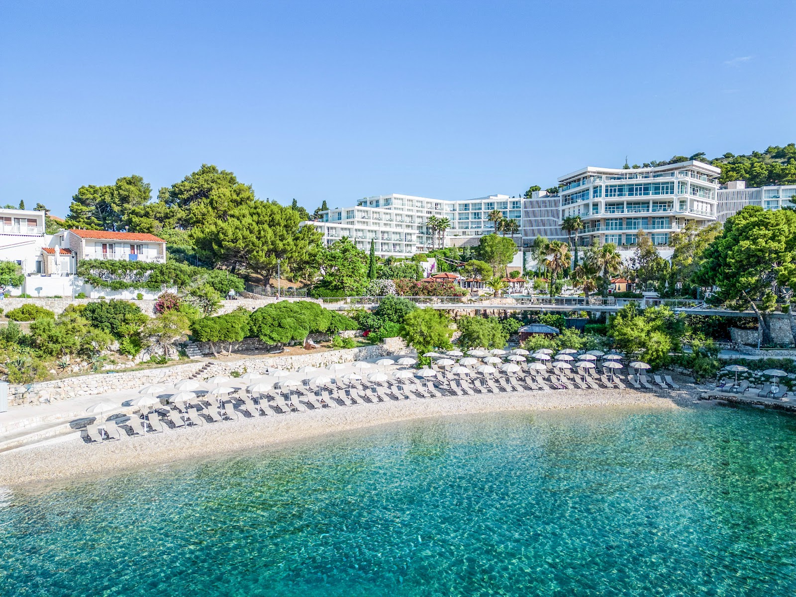 Resort de plage avec piscines face à la baie de Hvar en Croatie