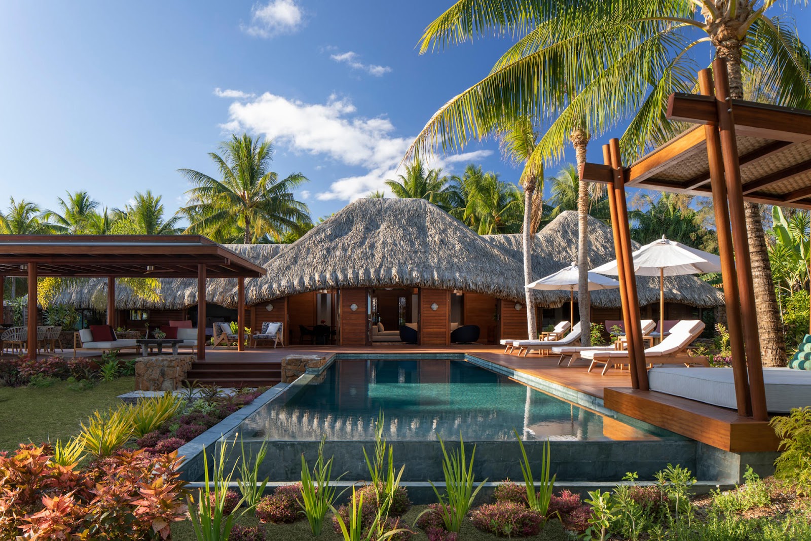 Bungalows sur pilotis face au mont Otemanu Bora Bora