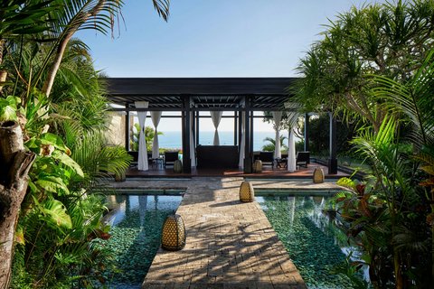 Piscine de villa luxueuse entourée de végétation tropicale à Bali