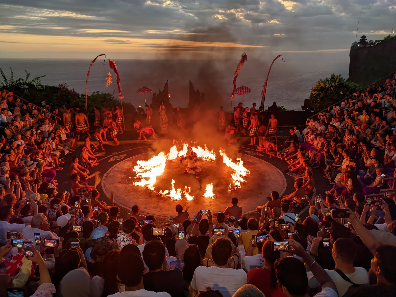 Vue aérienne du temple d\'Uluwatu au coucher du soleil