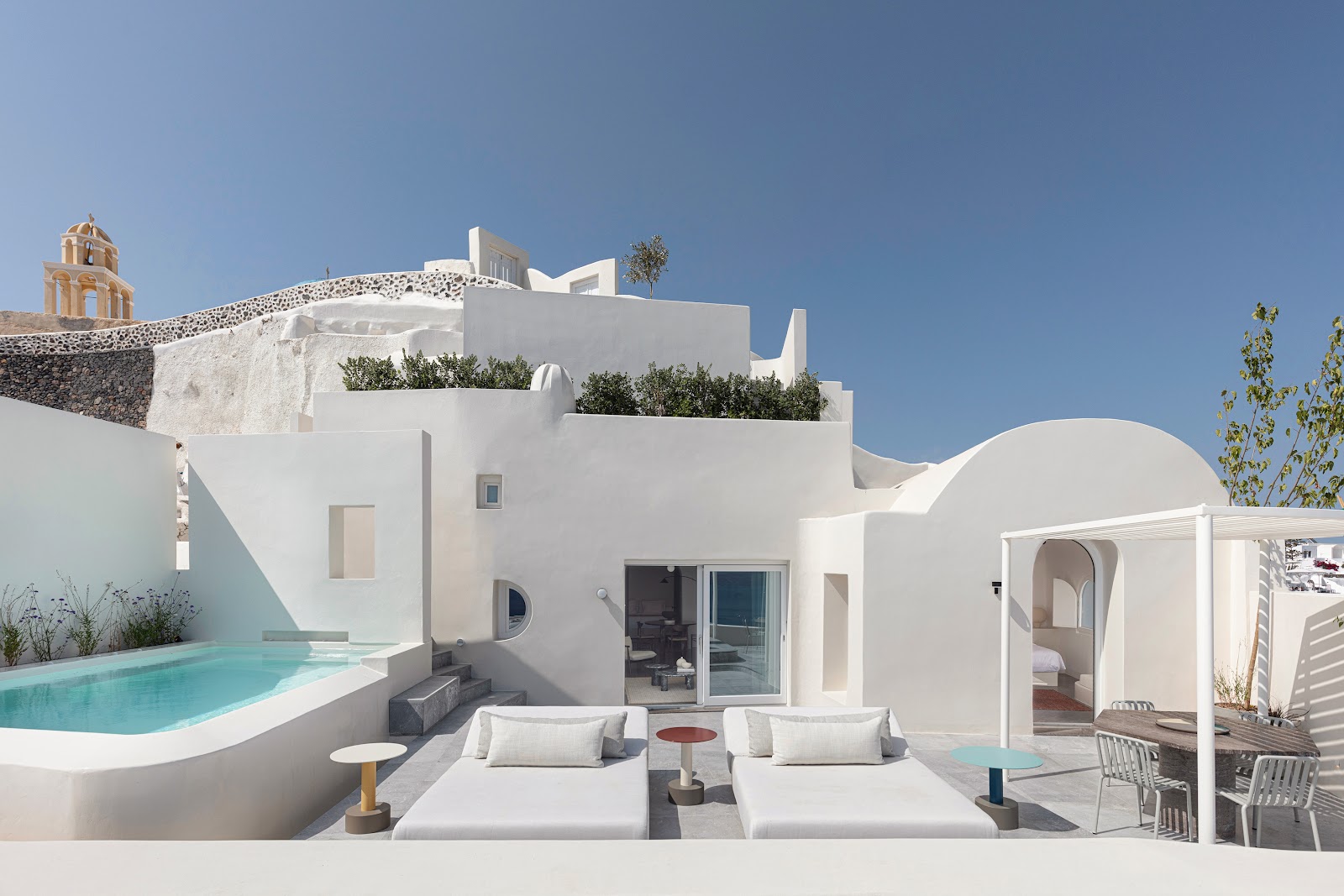 Cave-house blanche perchée sur la caldeira d'Oia à Santorin