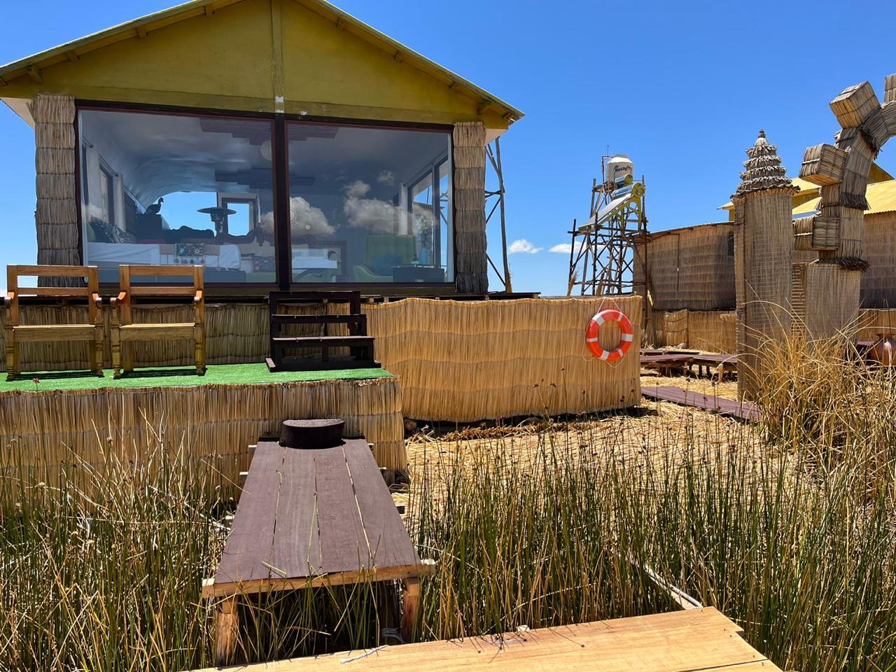 Lodge au bord du lac Titicaca près des îles flottantes des Uros au Pérou