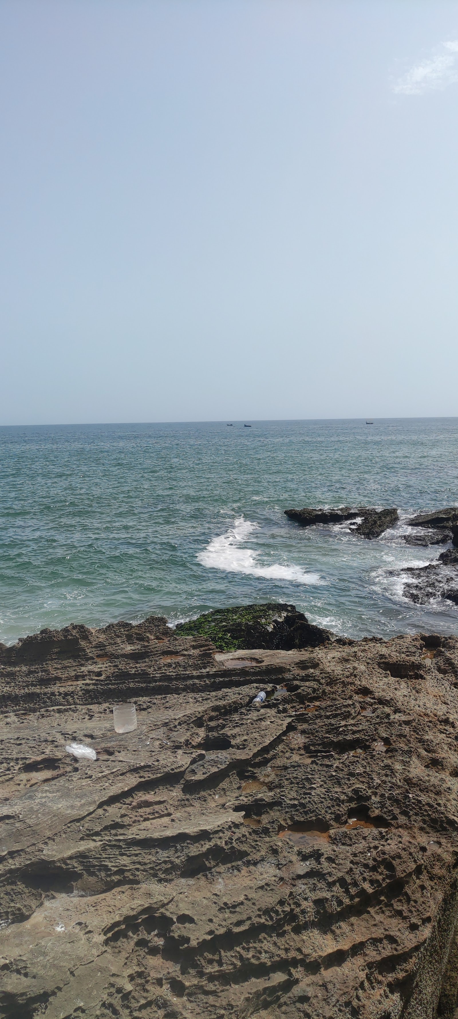 Surfeur sur une vague à Taghazout, côte atlantique marocaine