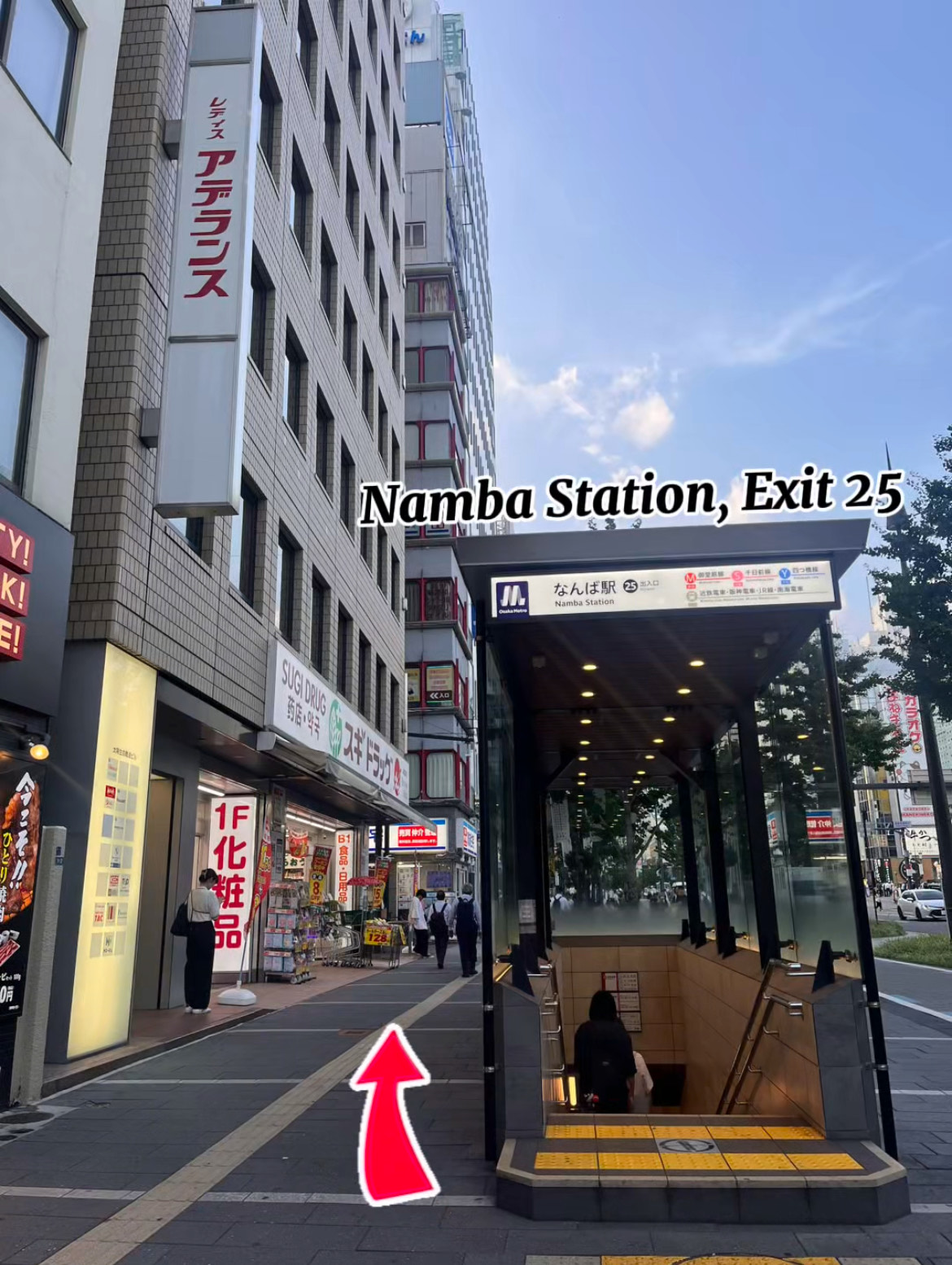 Capsule hotel moderne au Japon avec rangées de capsules individuelles
