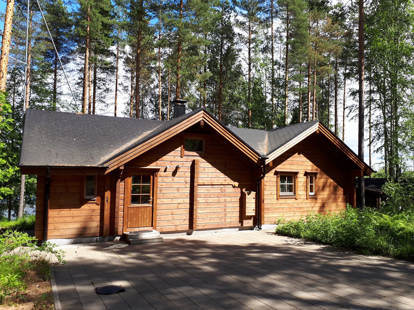 Cottage en bois au bord d\'un lac finlandais avec sauna