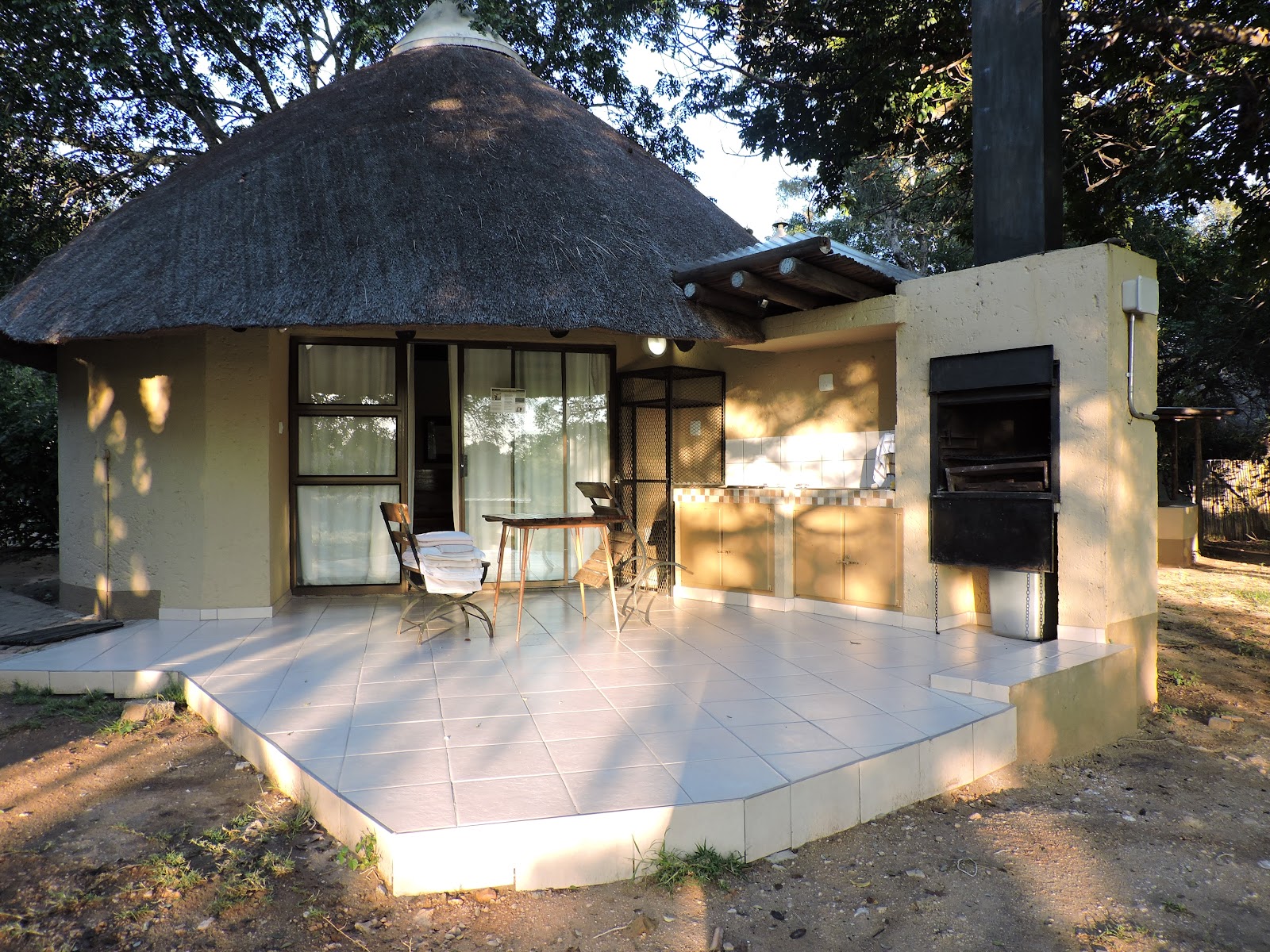 Camp et faune au bord de la rivière dans le parc Kruger, Afrique du Sud
