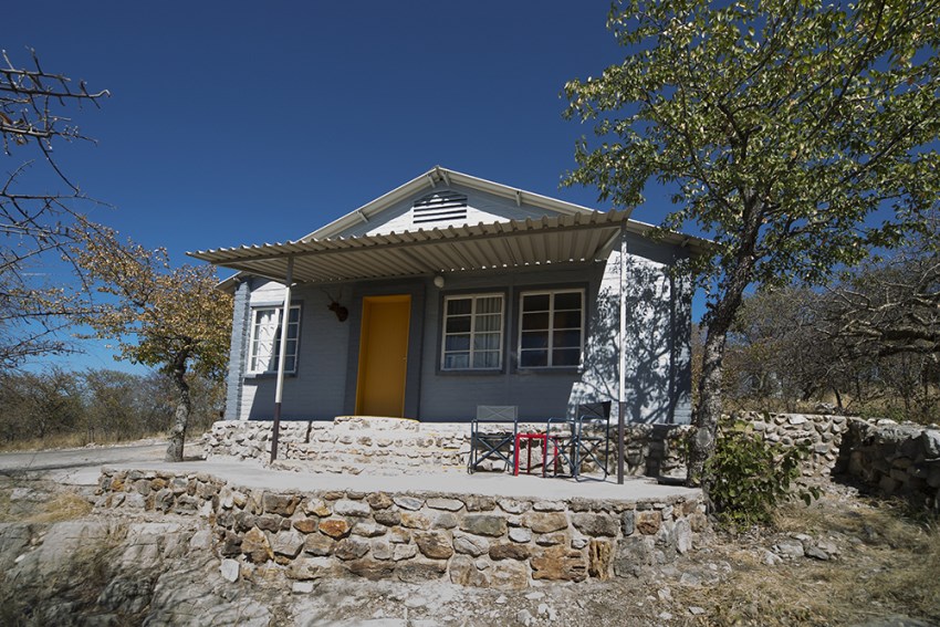 Chalets et piscine d'un camp à la porte sud d'Etosha, Namibie