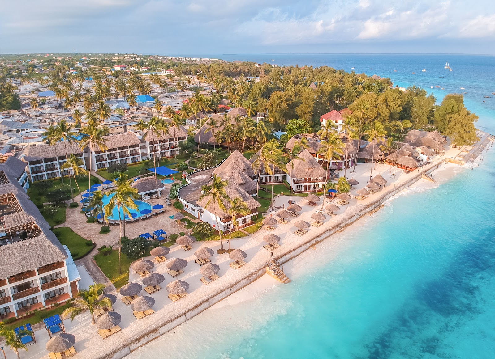 Plage de sable blanc et resort à Nungwi, nord de Zanzibar