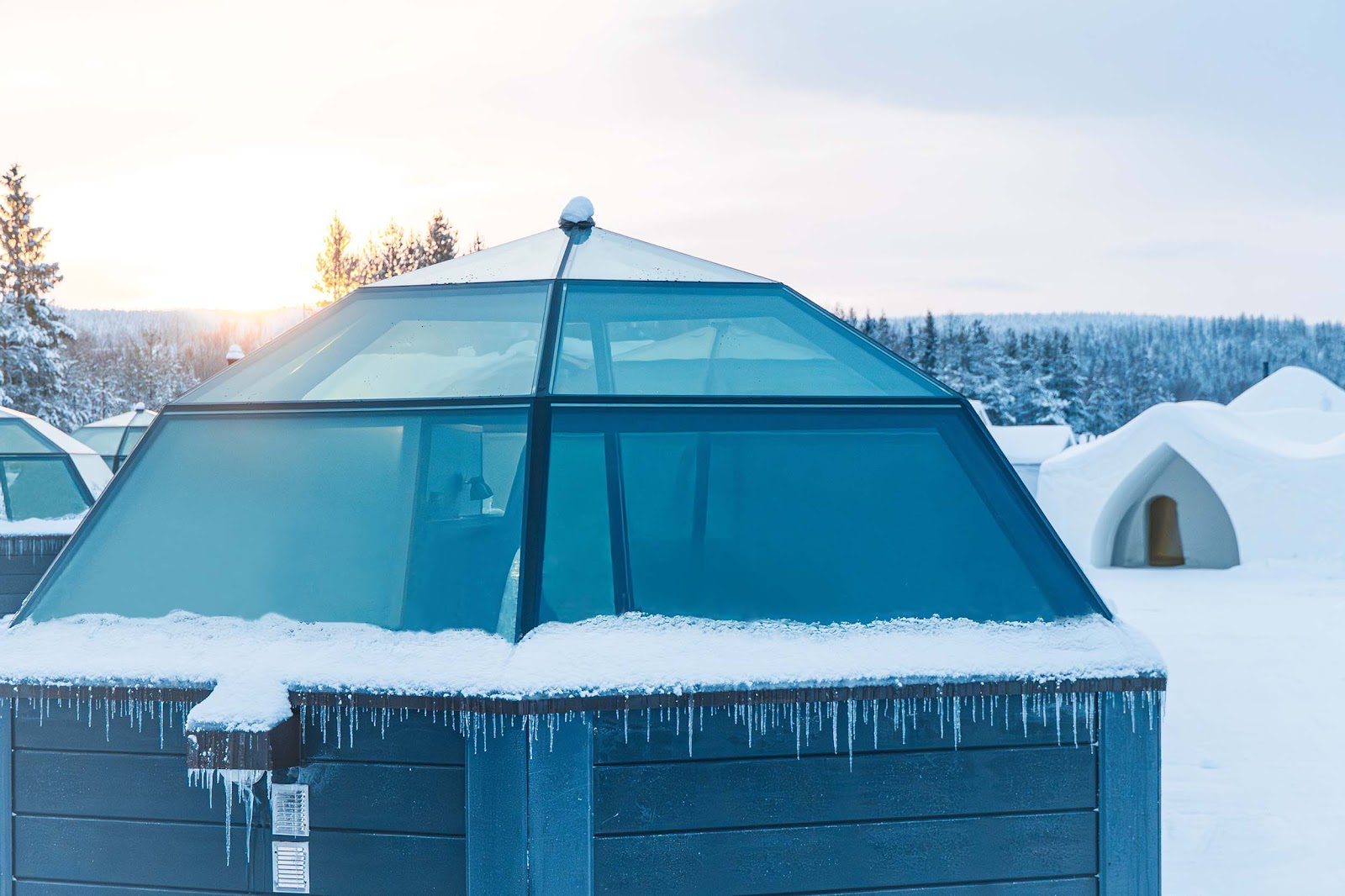 Hôtel de glace à Rovaniemi avec chambre sculptée dans la neige