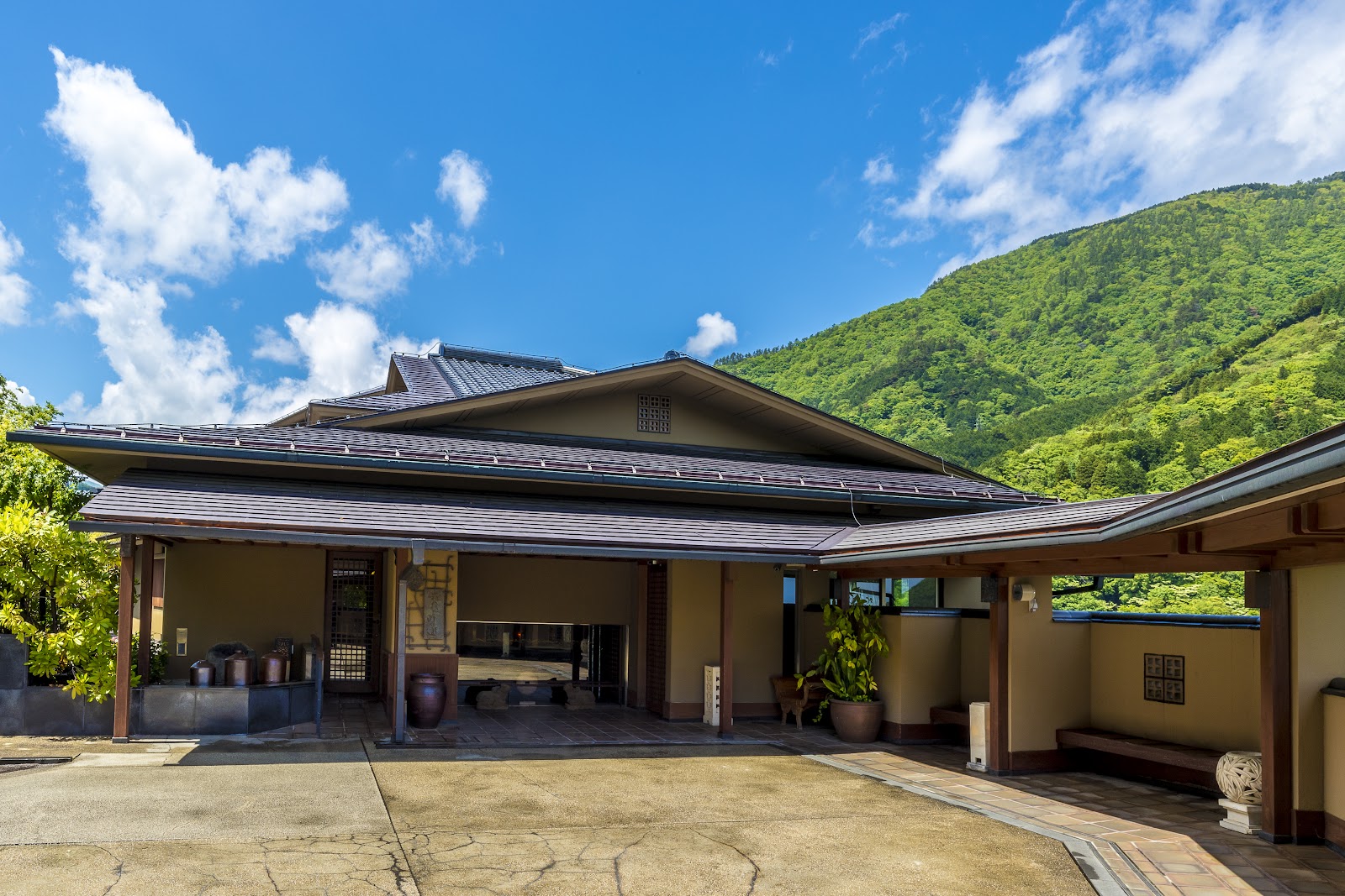 Onsen extérieur traditionnel d'un ryokan japonais avec vue jardin