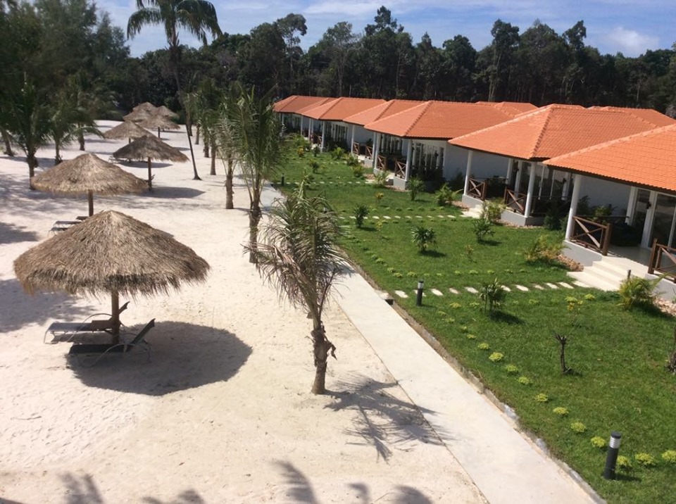 Plage tropicale avec bungalows en bois