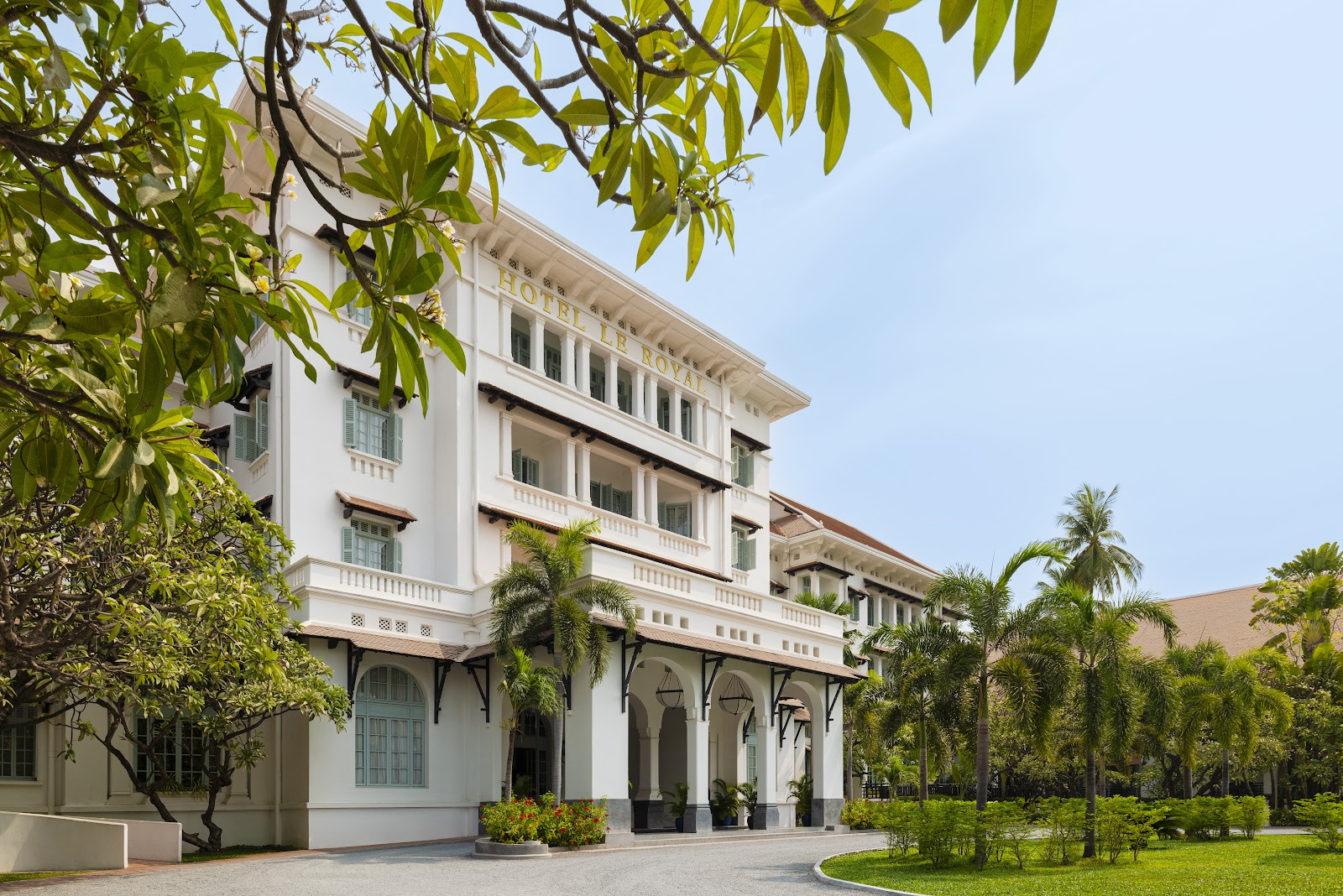 Façade coloniale française d\'un hôtel historique de Phnom Penh
