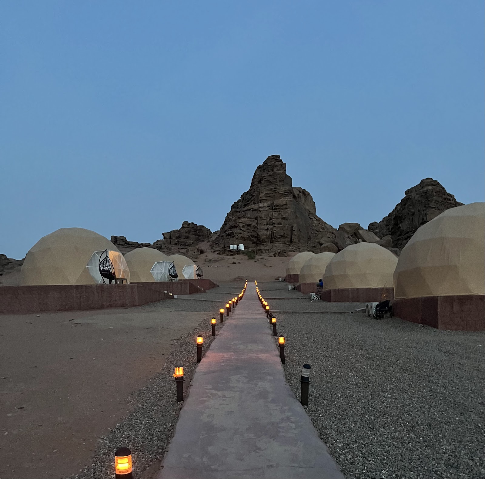 Camp de luxe avec tentes dans le désert rouge du Wadi Rum en Jordanie
