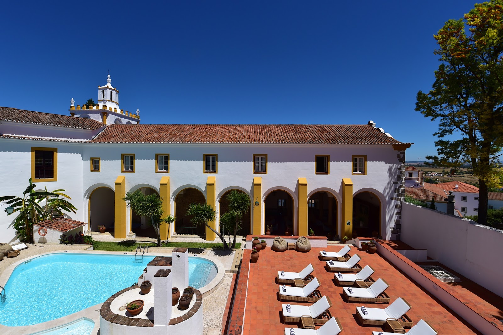 Cloître d\'un ancien couvent à Évora, Alentejo