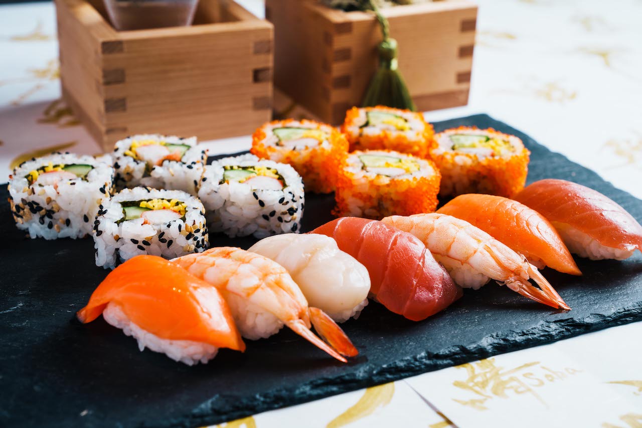 Préparation de sushis nigiri avec poisson frais lors d\'un cours de cuisine