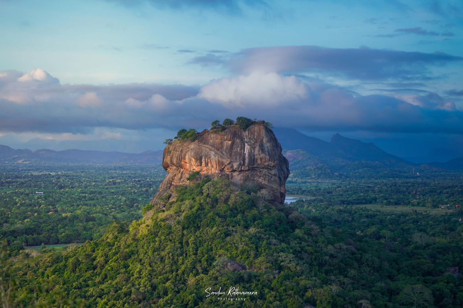 Rocher de Sigiriya émergeant de la jungle