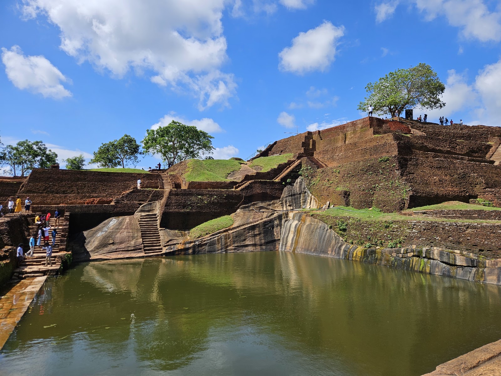 Rocher de Sigiriya émergeant de la jungle