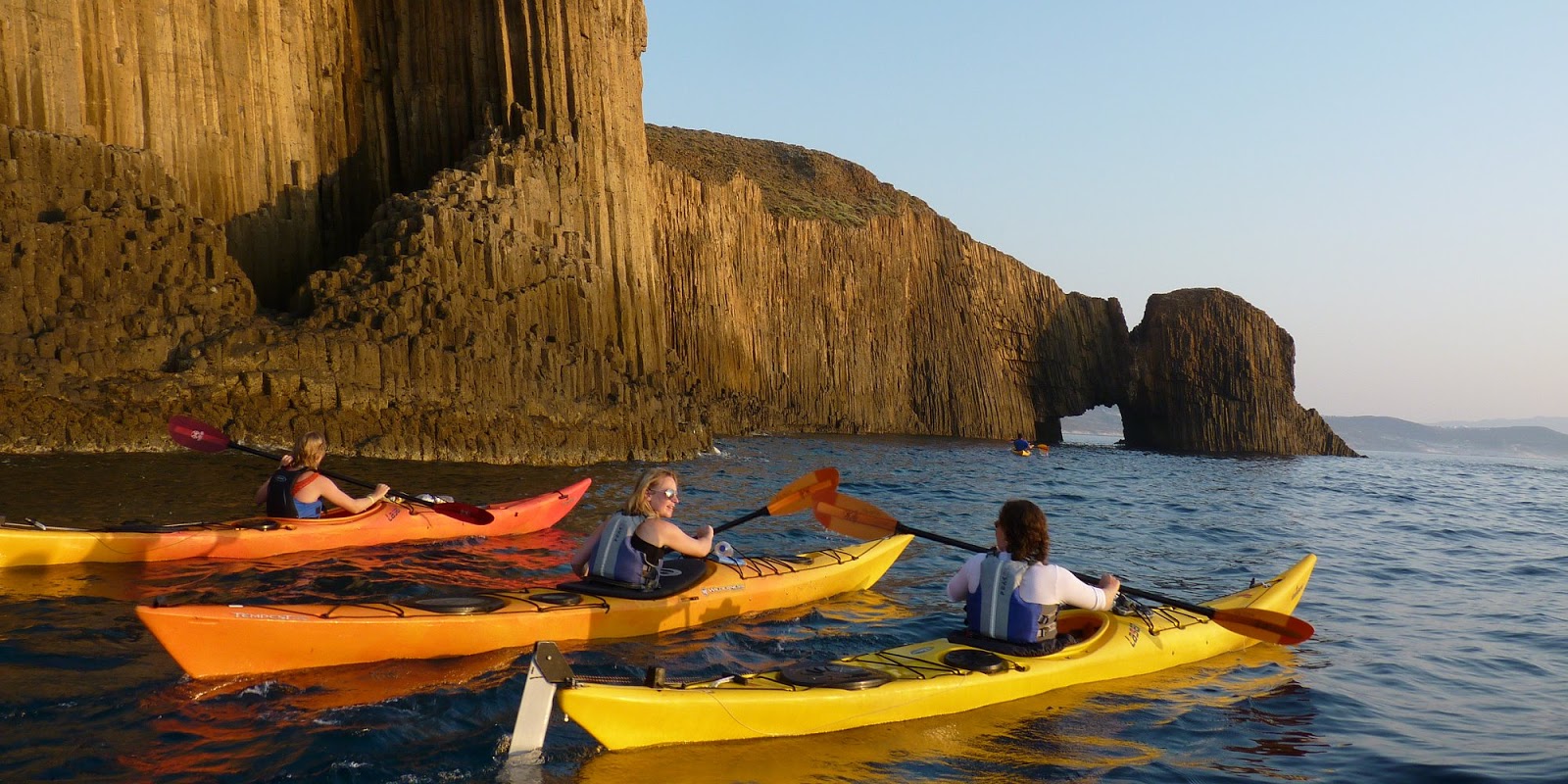 Kayaks dans les grottes de Kleftiko à Milos