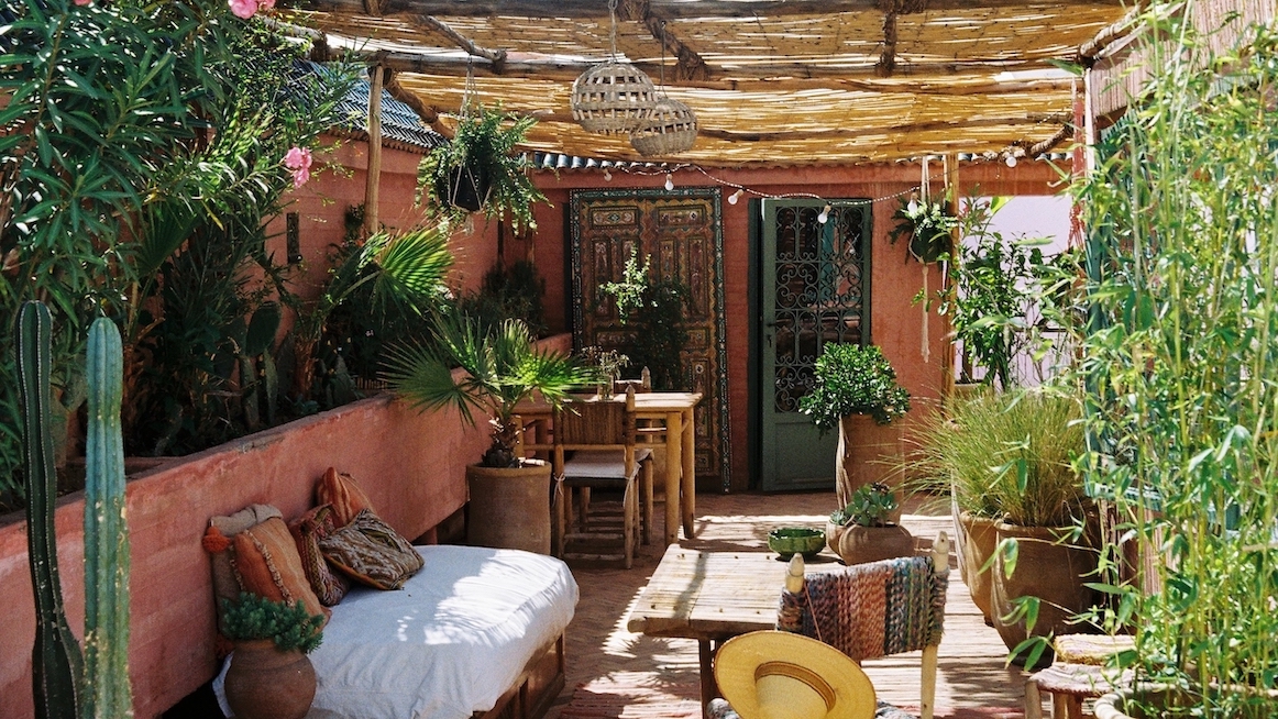 Patio d'un riad traditionnel à Marrakech avec bassin et orangers