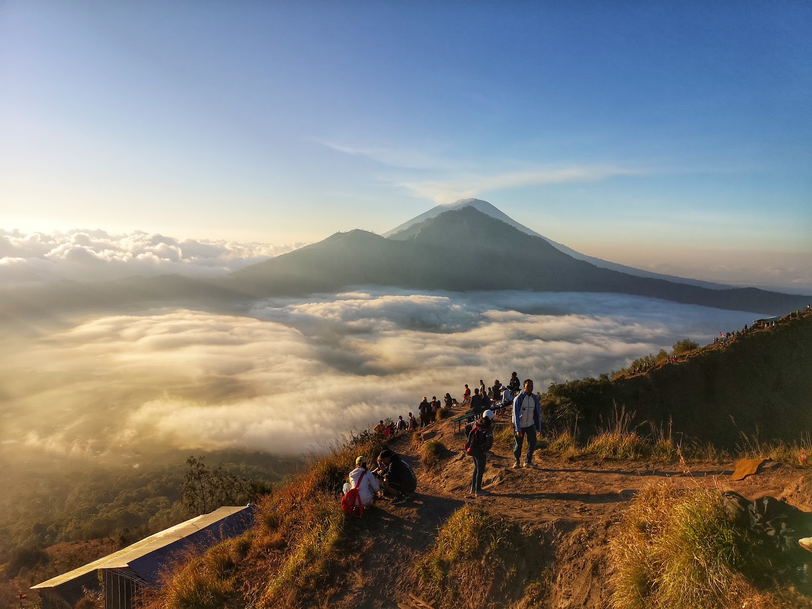 Lever de soleil depuis le sommet du Mont Batur à Bali