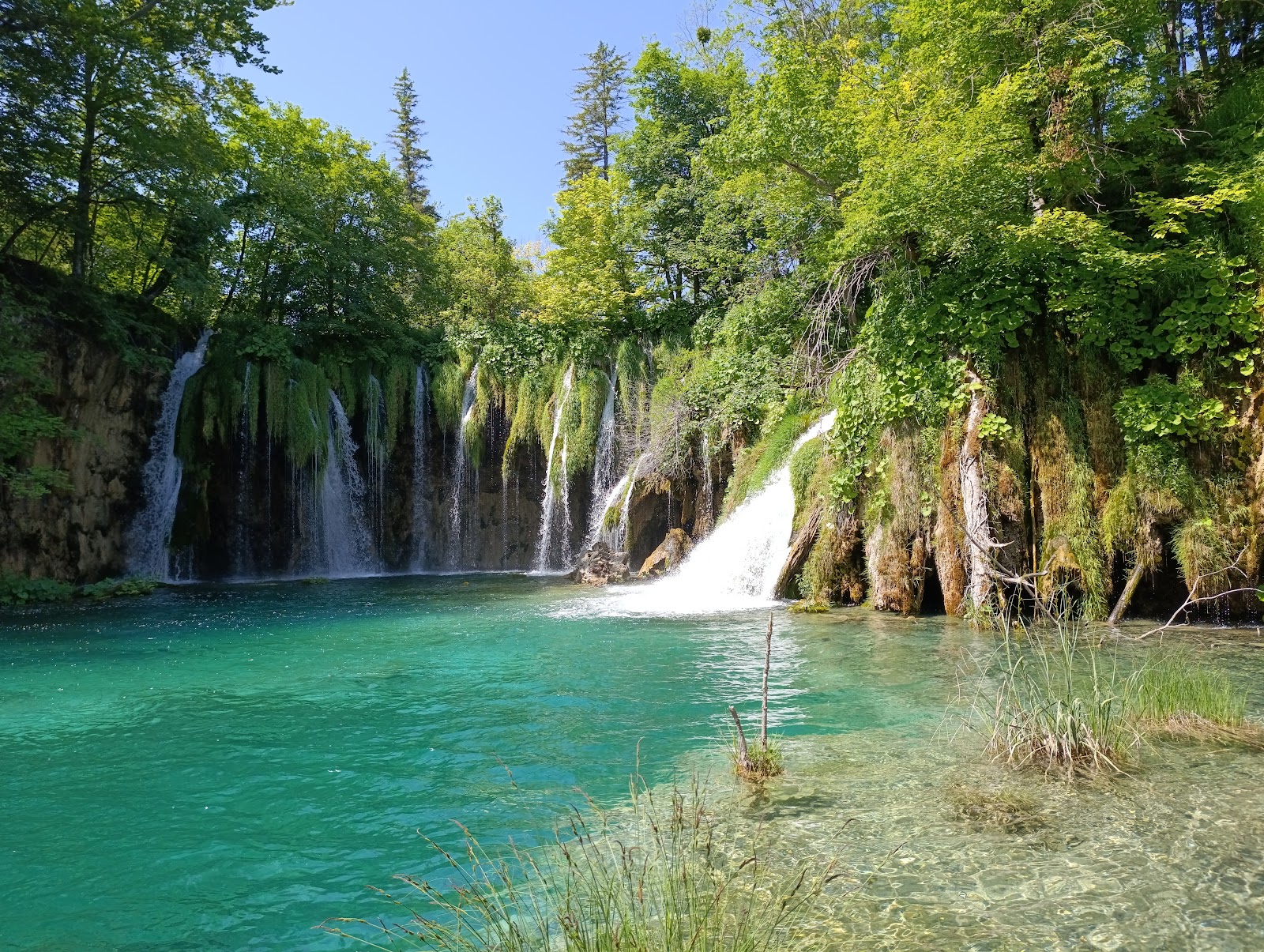 Vue aérienne des cascades et eaux turquoise des lacs de Plitvice