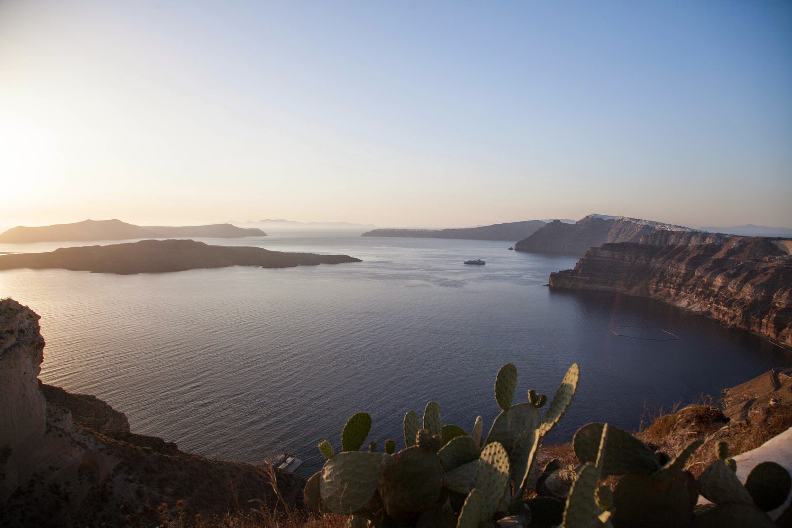 Dégustation de vins blancs Assyrtiko à Santorin