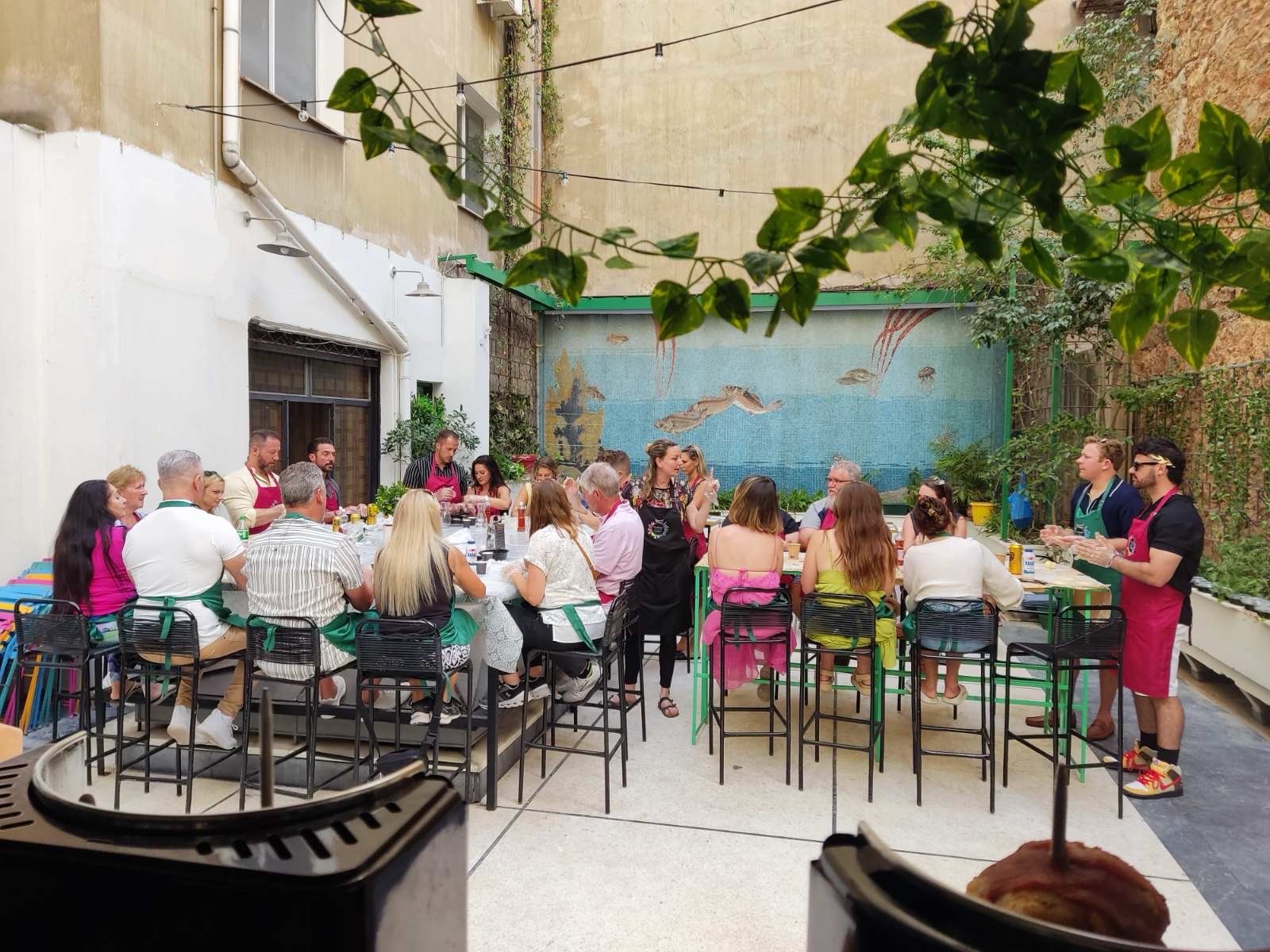 Préparation de mezze crétois traditionnels avec produits locaux