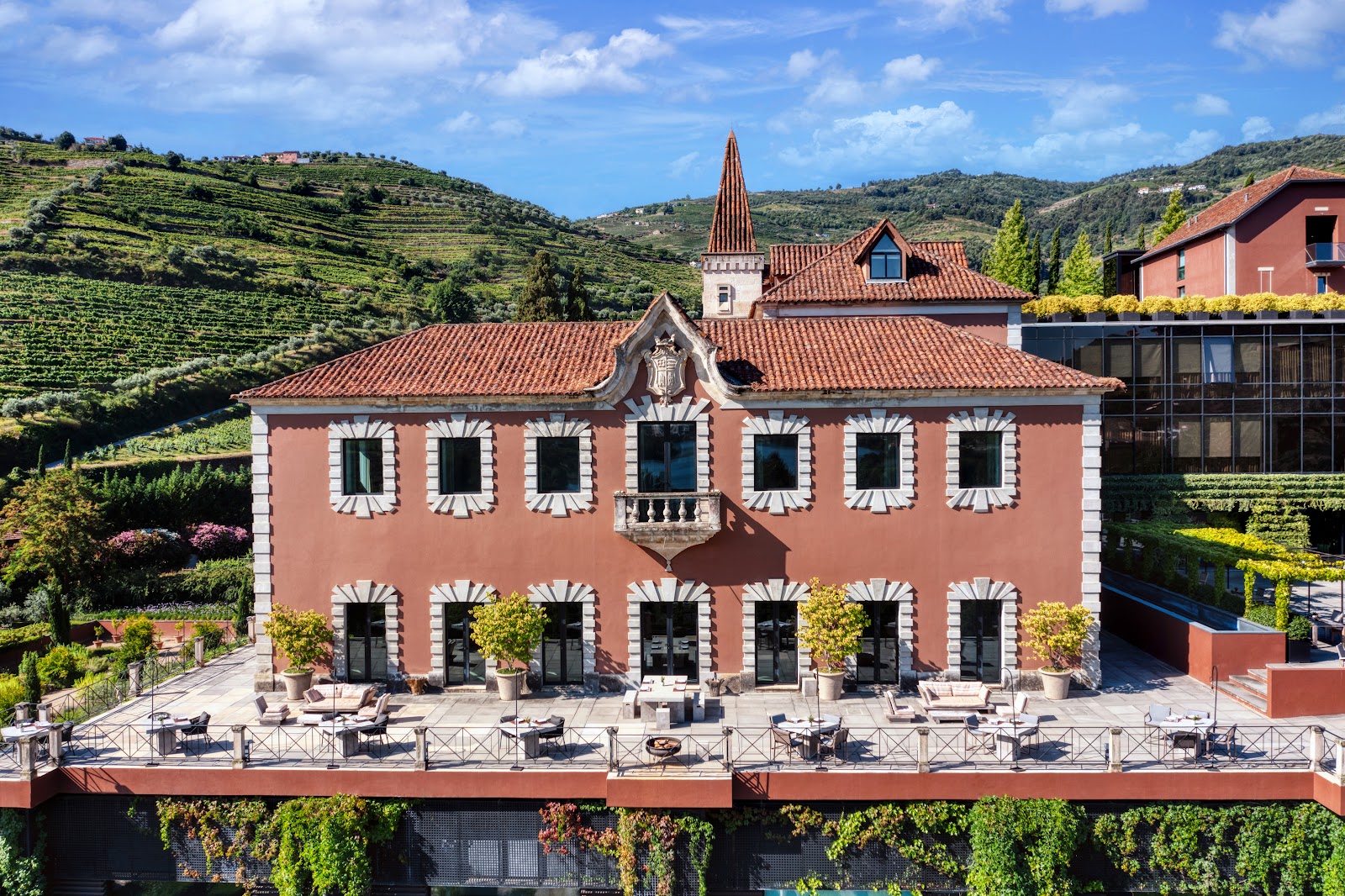Terrasses viticoles de la vallée du Douro au coucher du soleil