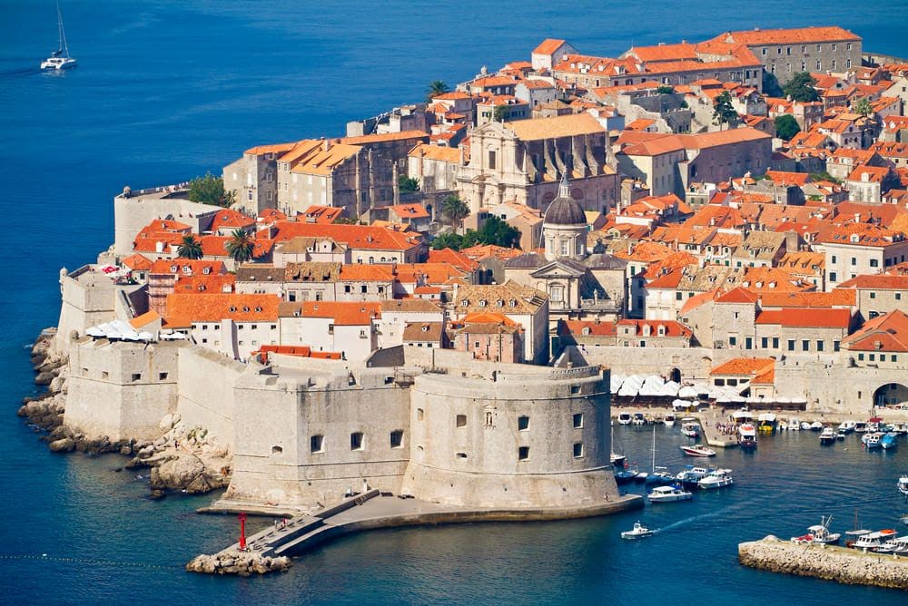 Vue aérienne de la vieille ville de Dubrovnik et de ses remparts