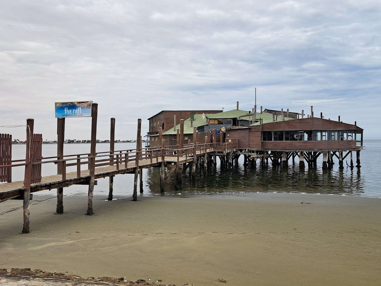 Otaries et catamaran dans la baie de Walvis Bay, Namibie