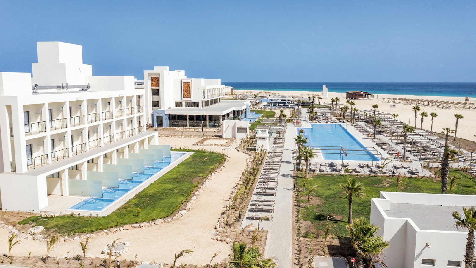 Piscine et bord de plage du RIU Palace Santa Maria à Sal