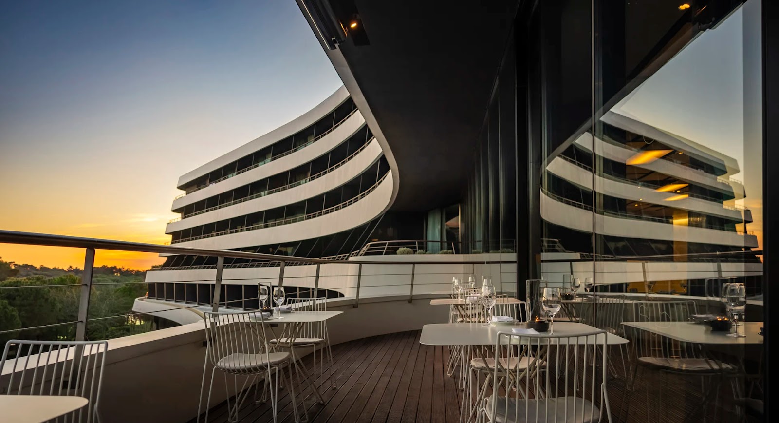 Vue côtière de Rovinj avec bateaux et architecture historique
