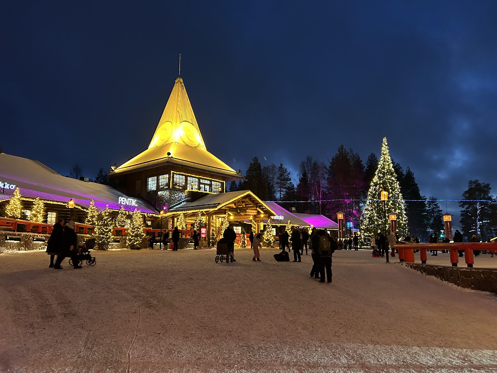 Village du Père Noël à Rovaniemi avec panneau du cercle polaire arctique