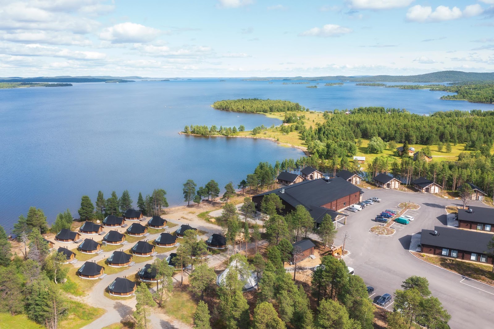 Cabines en bois avec aurores boréales au-dessus à Inari