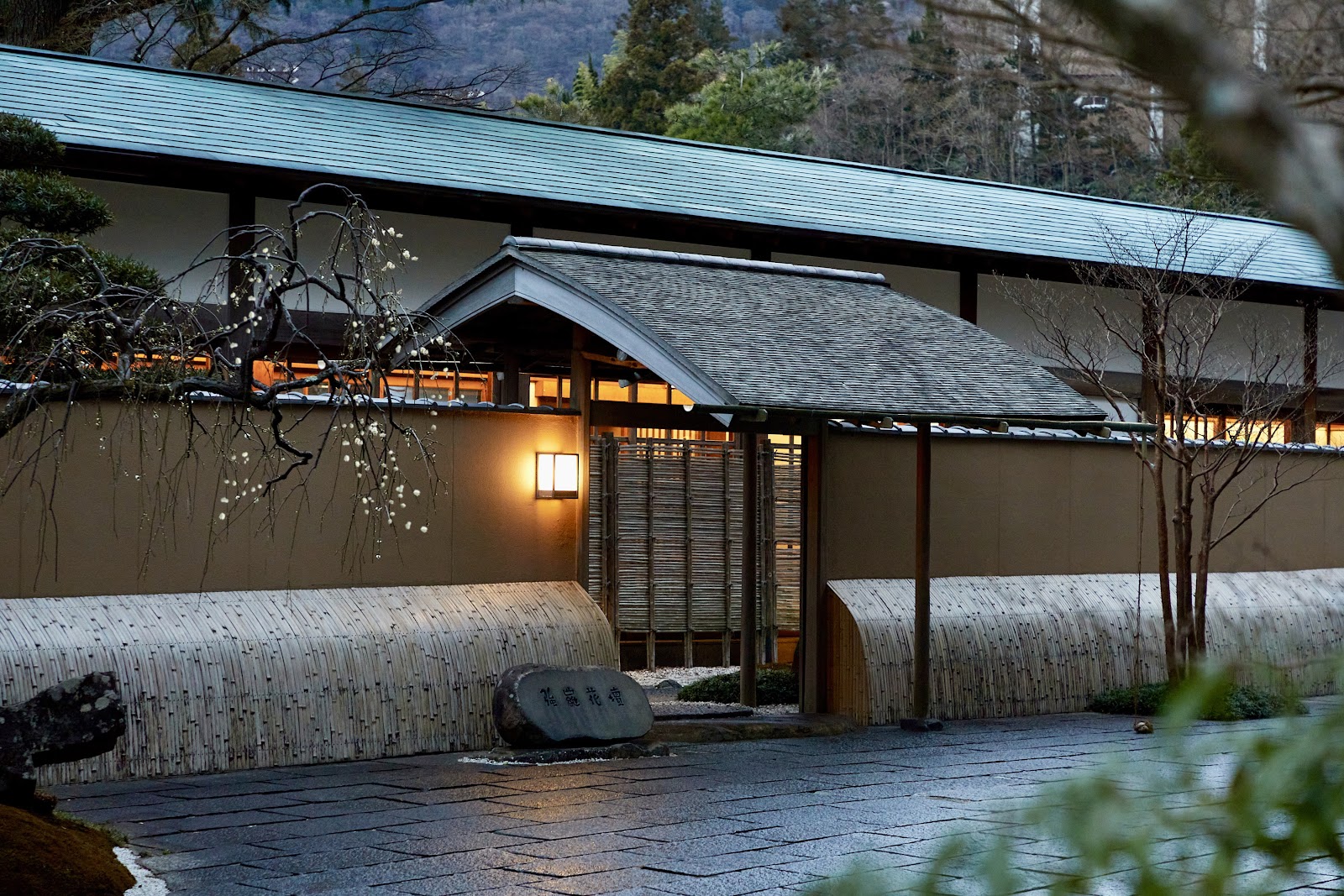 Ryokan traditionnel à Hakone avec jardin japonais et onsen extérieur