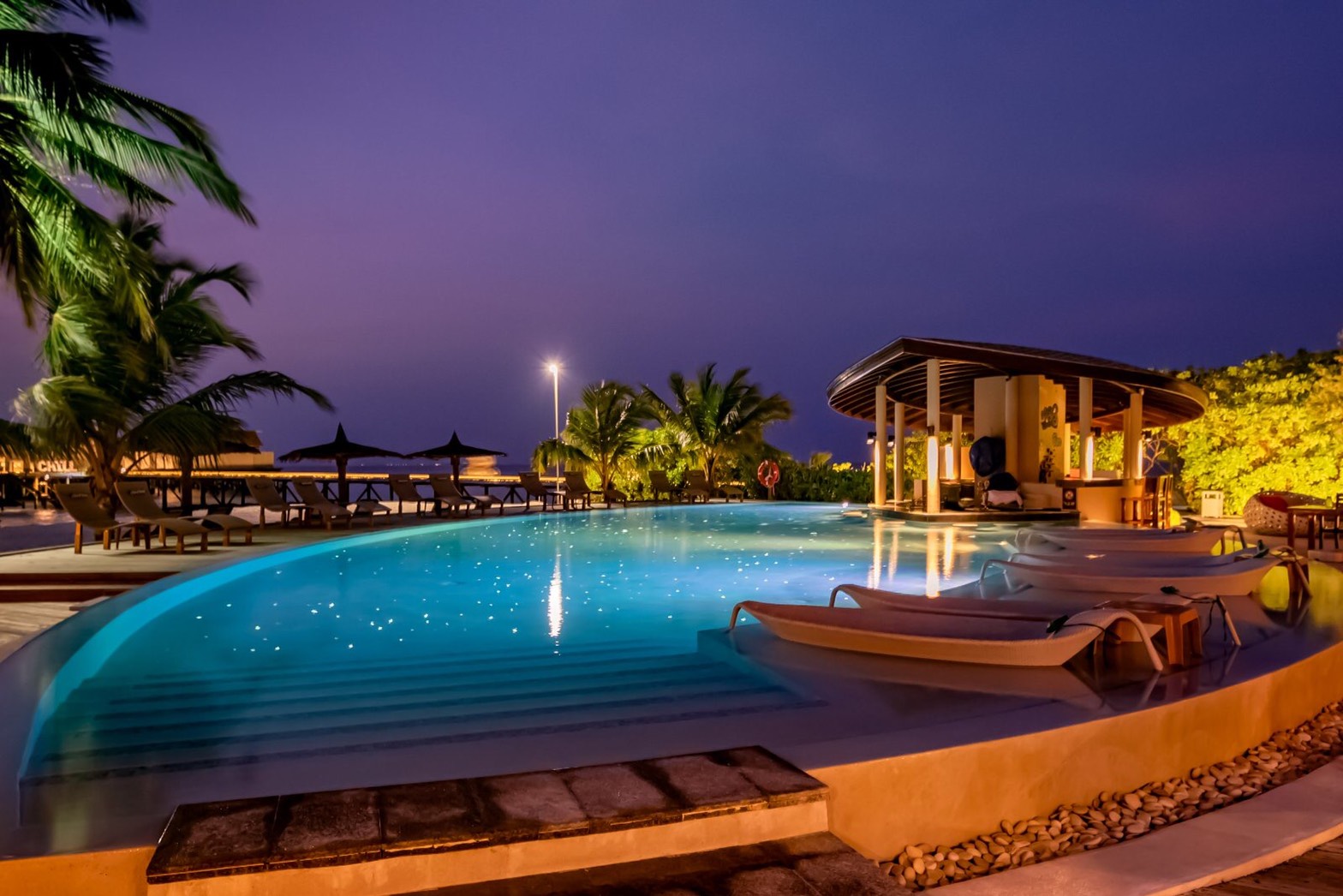 Villas sur pilotis du Centara Ras Fushi au-dessus du lagon, Maldives